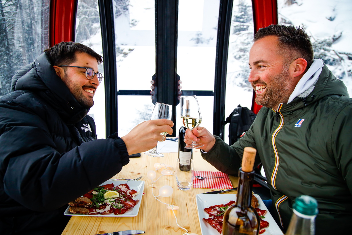 Suspended gondola meal